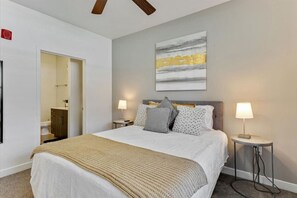 1 Schlafzimmer, Schreibtisch, Bügeleisen/Bügelbrett, Reisekinderbett