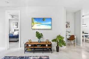 Room - 3BR/2 Newly Built Townhome Near 5TH Avenue, Naples Airport, Naples Beach, Marina (Naples)