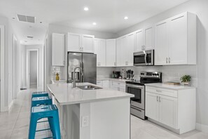 Private kitchen - 3BR/2 Newly Built Townhome Near 5TH Avenue, Naples Airport, Naples Beach, Marina (Naples)