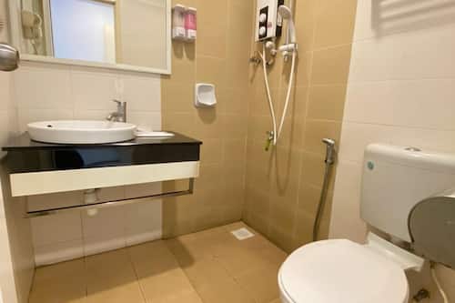 Douche, chaussons, serviettes fournies