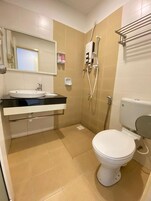 淋浴设施、拖鞋、毛巾