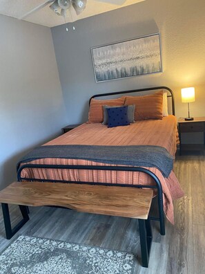 2 habitaciones, escritorio, tabla de planchar con plancha y wifi gratis 