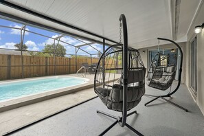 Outdoor pool, a heated pool - Luxury Villa in Orlando 4BD/2.5BA - Just 14 minutes away from Disney (Orlando)