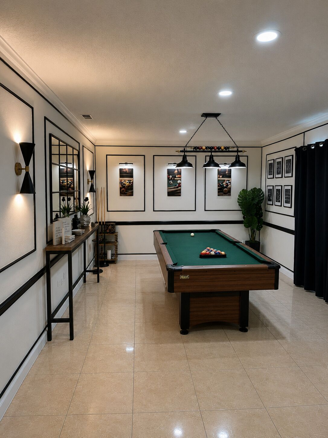 Een pooltafel met een groene viltbekleding, omringd door ingelijste foto's aan de muren, een bar met krukken, en een potplant.