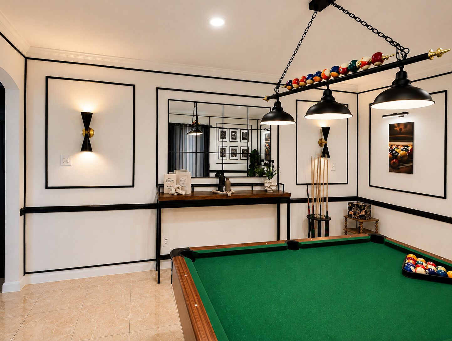 Une salle de billard équipée d’une table de billard, de tableaux encadrés et de luminaires suspendus.