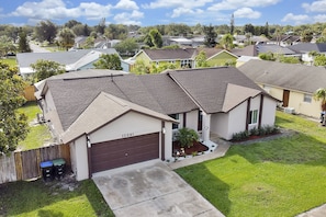 Exterior - Luxury Villa in Orlando 4BD/2.5BA - Just 14 minutes away from Disney (Orlando)