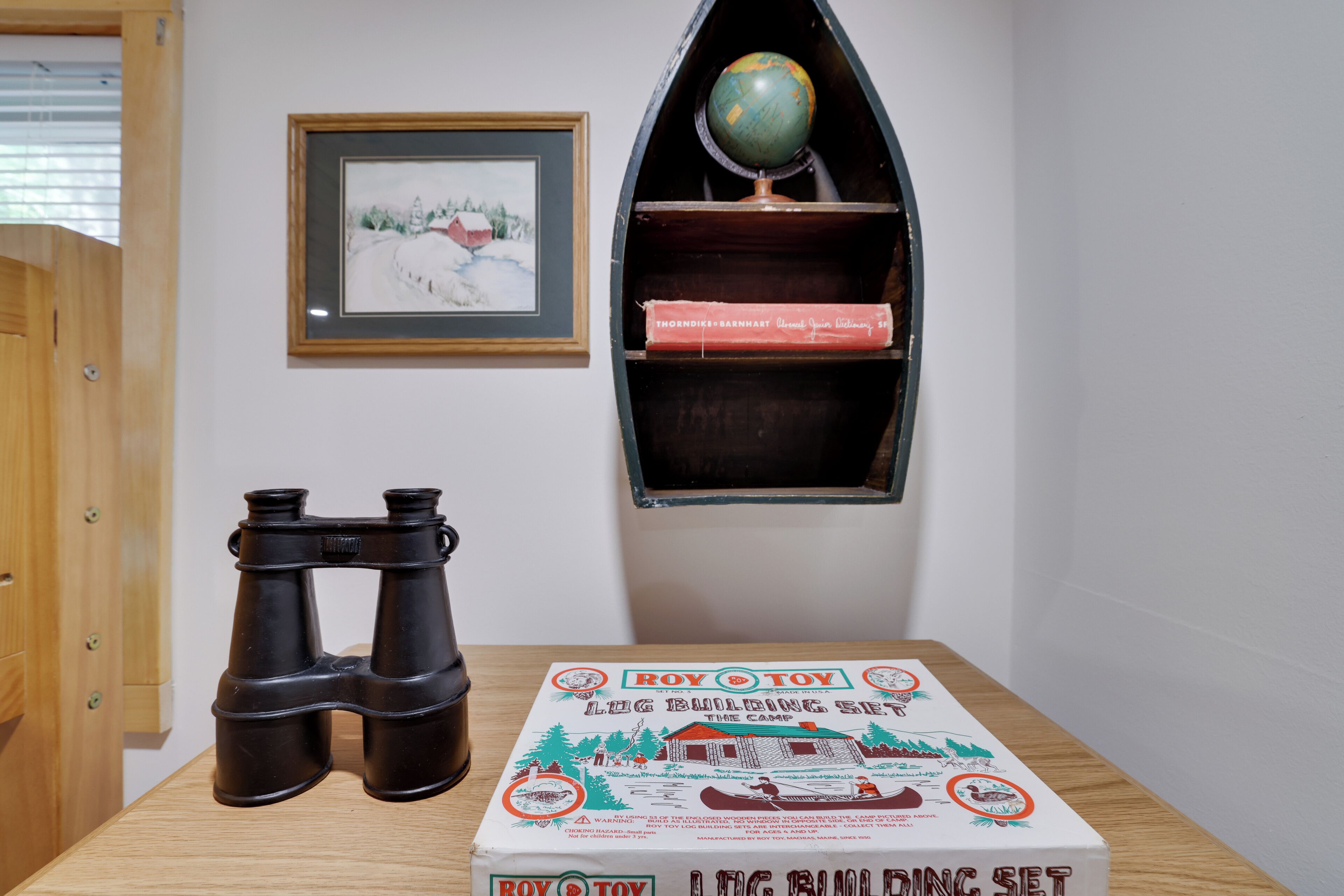 A cozy hideaway for little adventurers—fun, books, and Legos included!