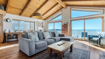 Smart-TV, peis, DVD-spiller og bøker