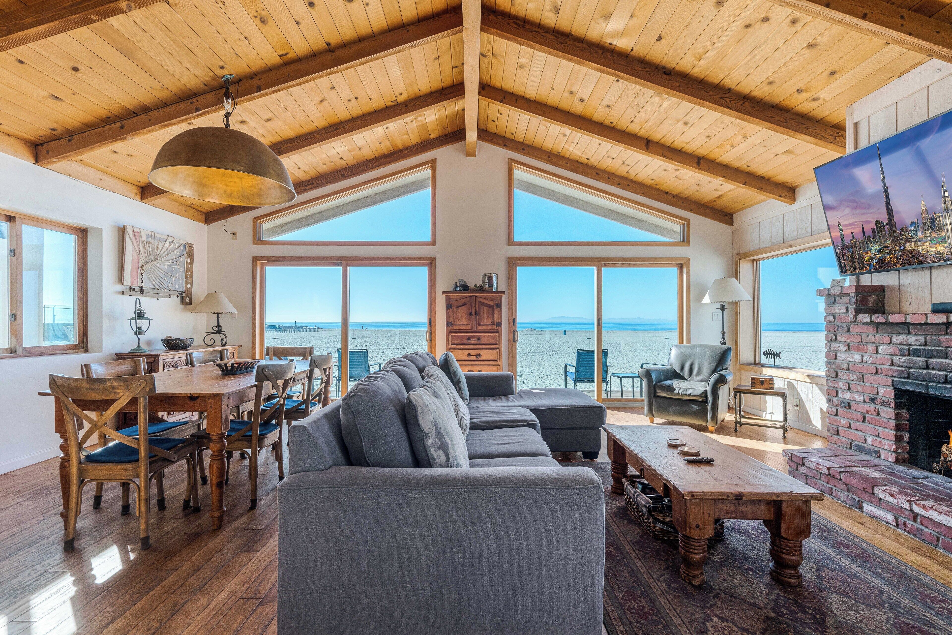 Älytelevisio, takka, DVD-soitin, kirjoja