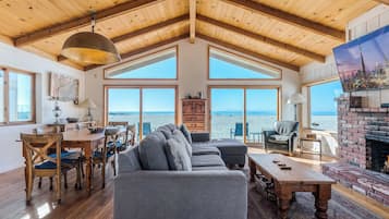 Älytelevisio, takka, DVD-soitin, kirjoja