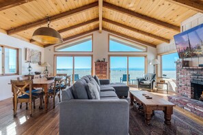 Smart TV, fireplace, DVD player, books