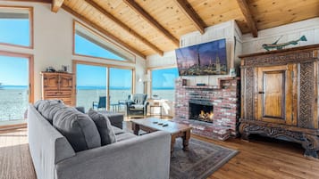 Smart-TV, peis, DVD-spiller og bøker