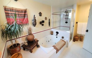 Shower, jetted tub, hair dryer, towels - NEW!   Beach Front Coastal Living (Oxnard)