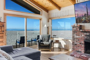 Een smart-tv, een open haard, een dvd-speler en boeken