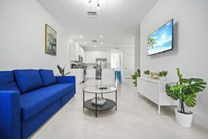 Living area - 3BR/2 Newly Built Townhome Near 5TH Avenue, Naples Airport, Naples Beach, Marina (Naples)