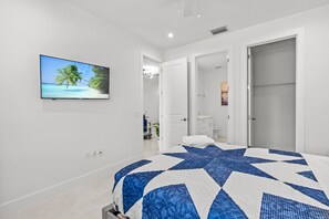 Room - 3BR/2 Newly Built Townhome Near 5TH Avenue, Naples Airport, Naples Beach, Marina (Naples)