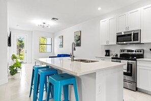 Private kitchen - 3BR/2 Newly Built Townhome Near 5TH Avenue, Naples Airport, Naples Beach, Marina (Naples)