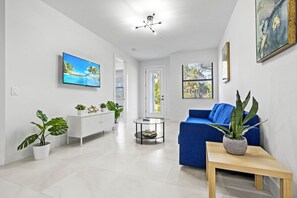 Living area - 3BR/2 Newly Built Townhome Near 5TH Avenue, Naples Airport, Naples Beach, Marina (Naples)