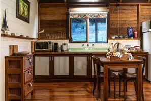 Microwave, oven, stovetop, paper towels - Luxury log cabin near beach, dog-friendly, private (Termeil)