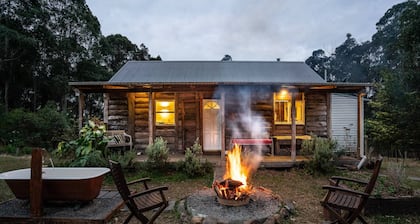 Luxury log cabin near beach, dog-friendly, private