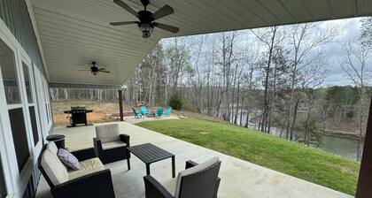 4 Bedroom 3 Bath Lakefront Home with Private Dock, Secluded, Lewis Smith Lake