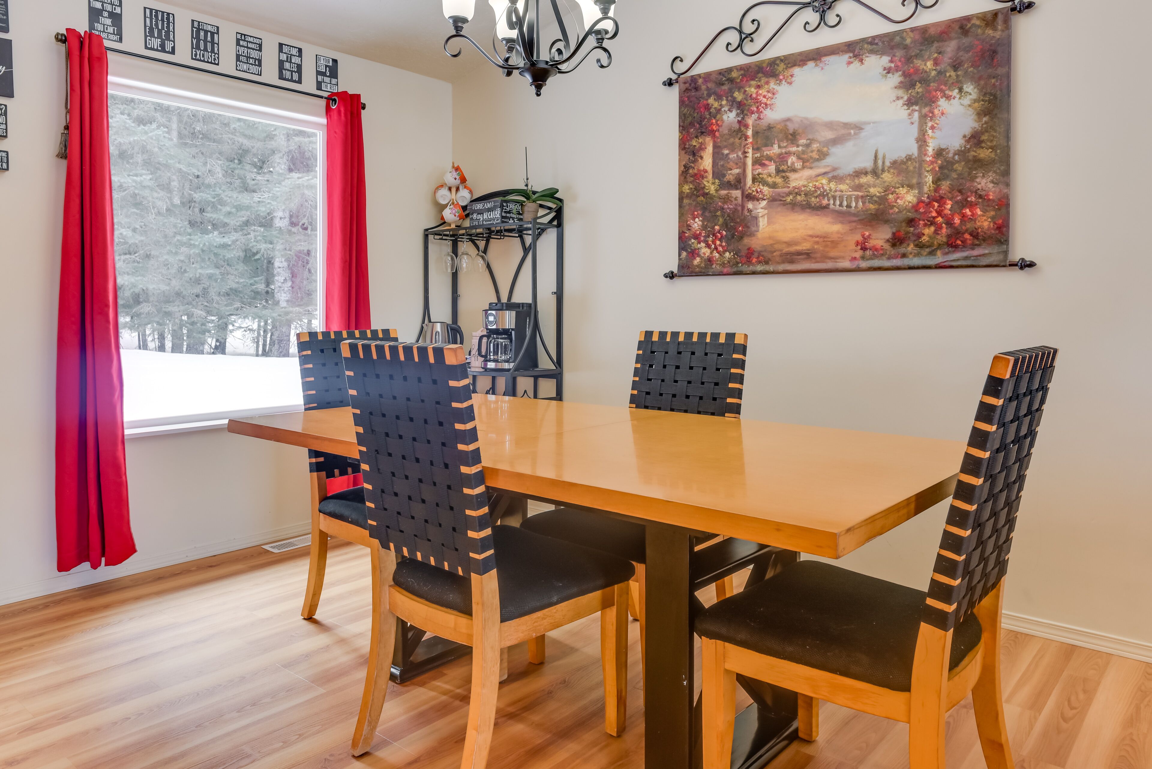 Cozy Getaway w/ Porch - 4 Mi to Downtown Homer!