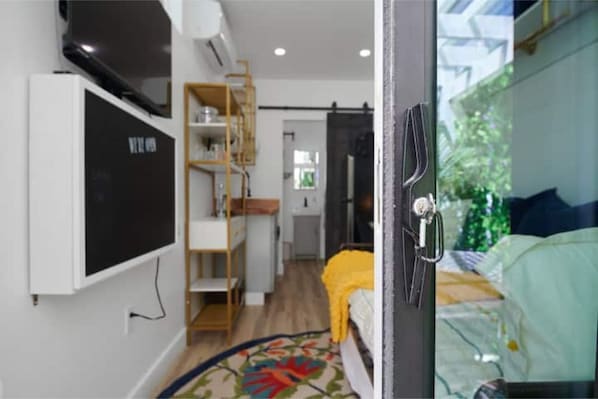 Desk, iron/ironing board, free WiFi, bed sheets - Tiny Living; Big Style (Oakland)