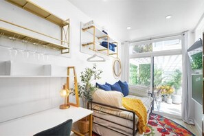 Smart TV - Tiny Living; Big Style (Oakland)