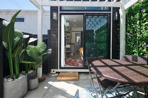 Outdoor dining - Tiny Living; Big Style (Oakland)