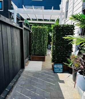 Property grounds - Tiny Living; Big Style (Oakland)