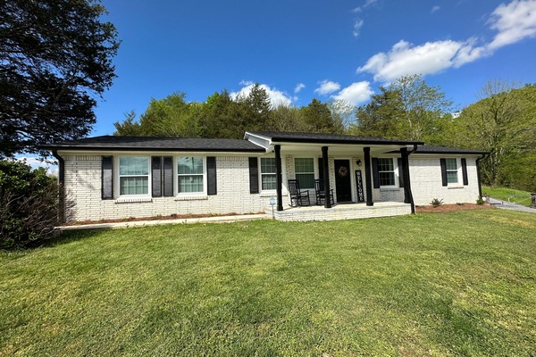 3 bedroom, 2 bath house, sleeps 8