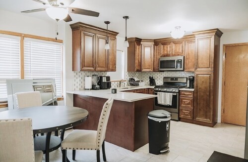 Spacious space 5 min from airport, outlet mall & restaurants .