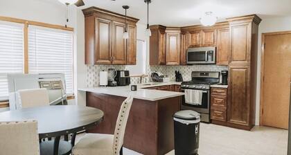 Spacious space 5 min from airport, outlet mall & restaurants .