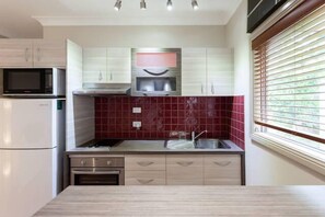 Fridge, microwave, oven, stovetop - Modern & Cosy Granny Flat in Cairns- WiFi included (Whitfield)