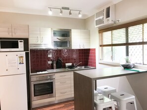 Fridge, microwave, oven, stovetop - Modern & Cosy Granny Flat in Cairns- WiFi included (Whitfield)