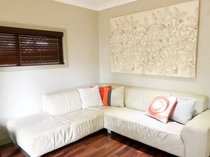 Smart TV, stereo - Modern & Cosy Granny Flat in Cairns- WiFi included (Whitfield)