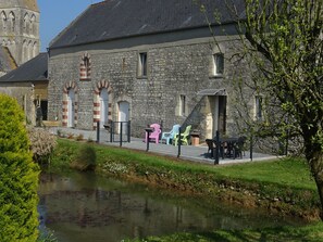 Outdoor dining - OMAHA BEACH just 3 minutes away in a green setting (formigny la bataille)