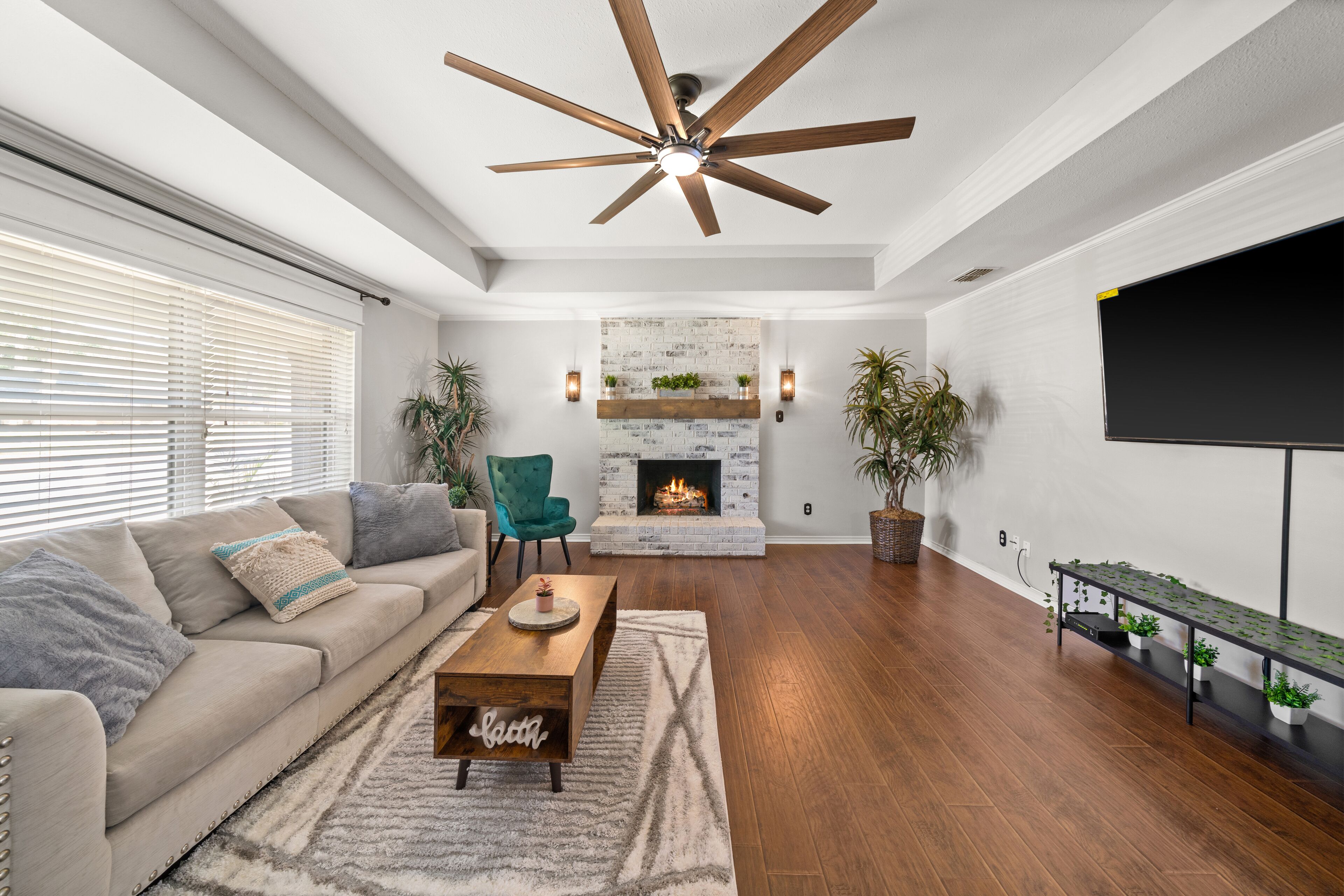 TV connectée, cheminée, écrans d'ordinateur