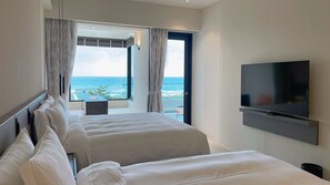 Cubrecamas, minibar y caja de seguridad en la habitación 