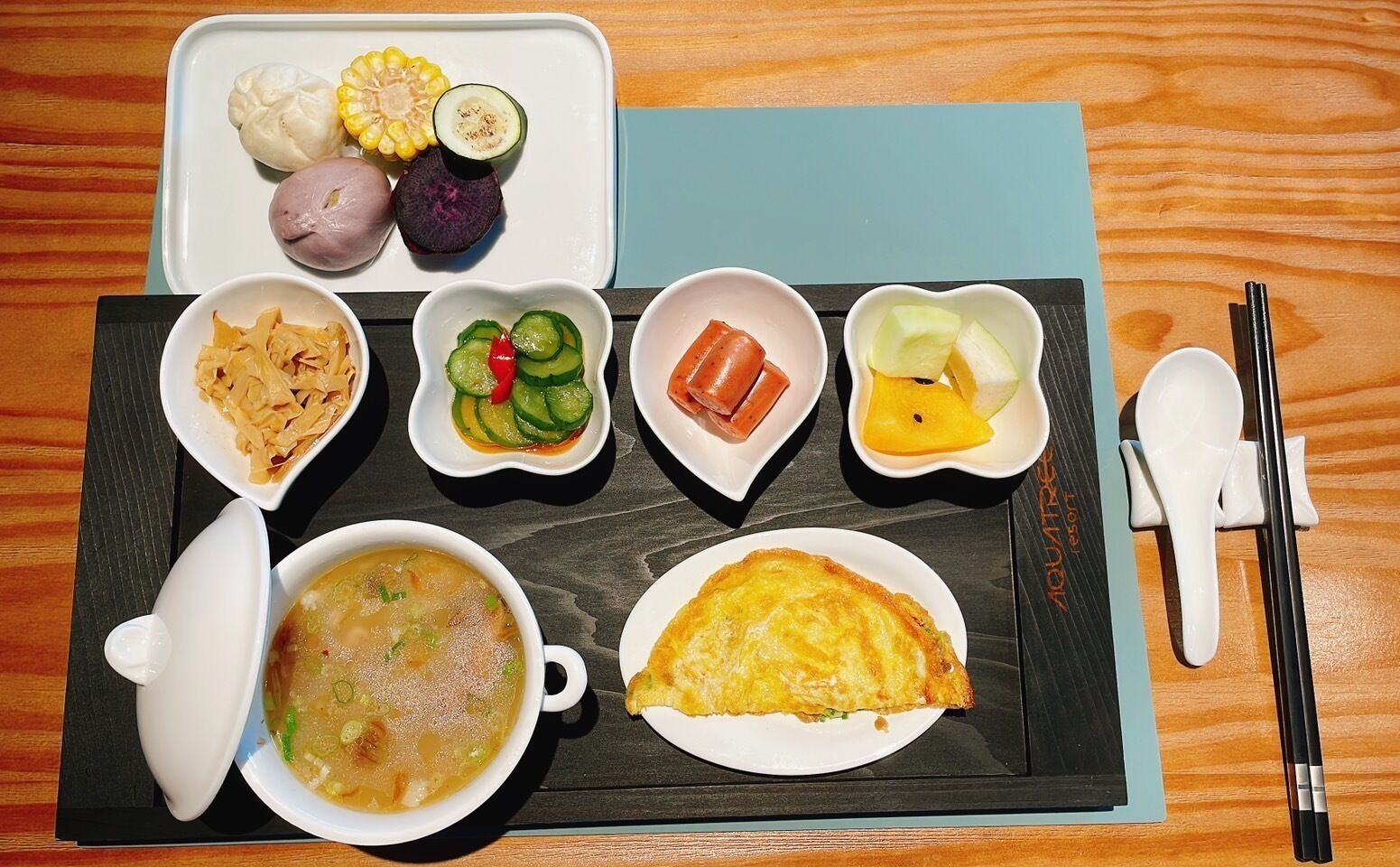 Bandeja de comida con diferentes platos, entre ellos sopa, tortilla y verduras.