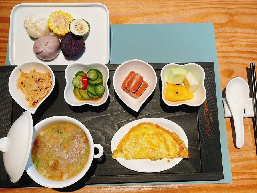 Bandeja de comida con diferentes platos, entre ellos sopa, tortilla y verduras.