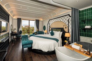 Signature suite | Een minibar, een kluis op de kamer, een bureau, verduisterende gordijnen