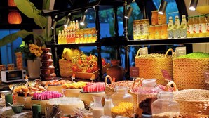 A buffet with various food items and beverages. - Grand Sunrise Palace Hoi An (Da Nang)