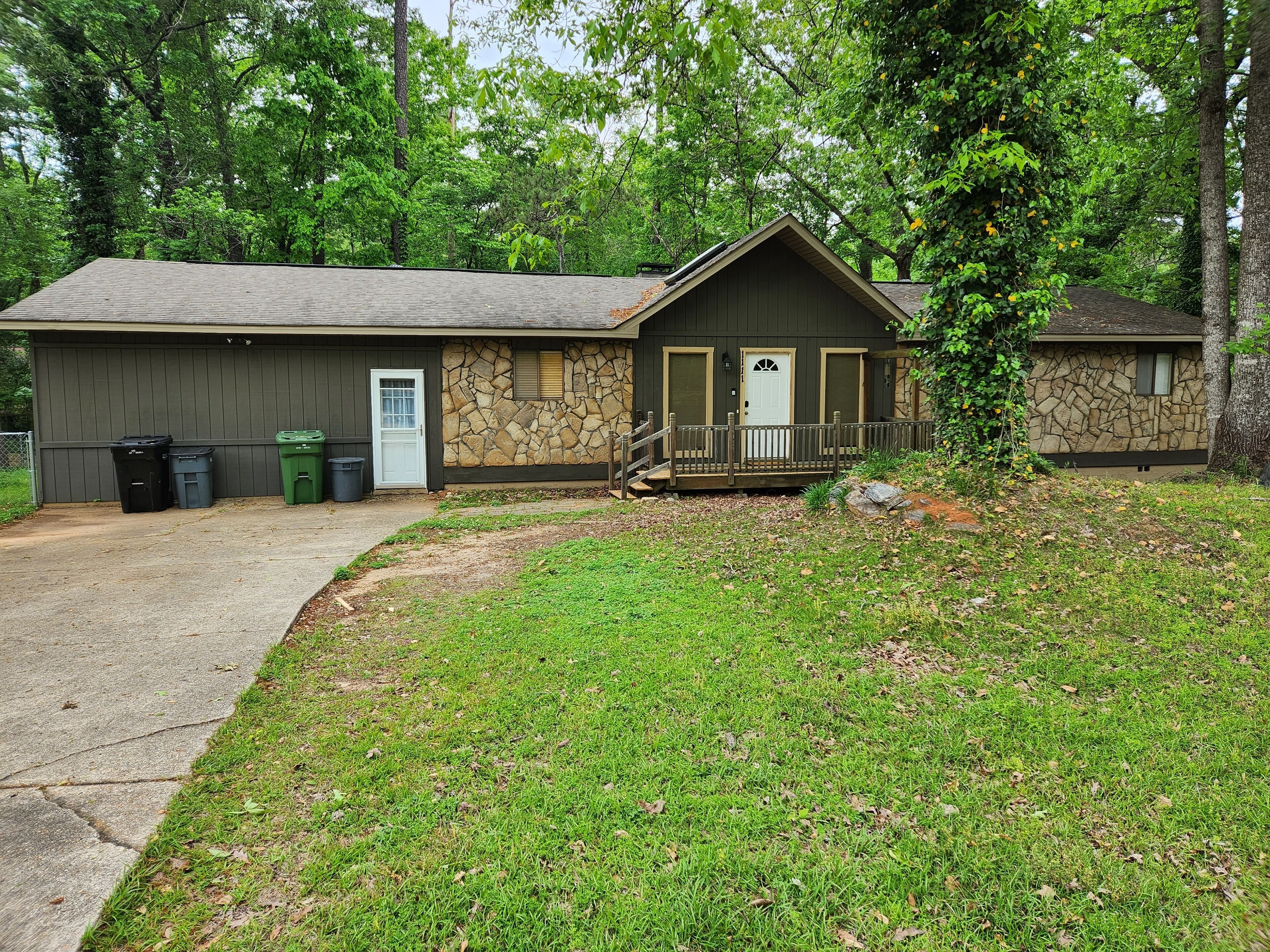 Sleeps 10, 5 Bedroom Home, Peaceful Neighborhood w/Community Pool Access