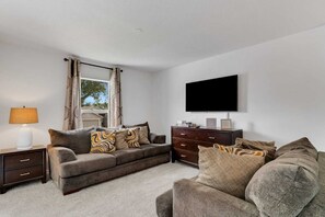 Living area - Extremely Clean! Extremely Spacious! Extremely Close to you favorite Theme Parks (Davenport)