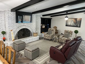 Smart TV, fireplace, books, music library - Our Pool House (Lubbock)