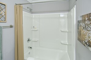Douche, sèche-cheveux, serviettes fournies, savon