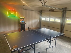 Games room - Beautiful 3 BD/2 BA Home with Ping-Pong, Arcade, Grill, and 2 Dining Rooms (Columbia)