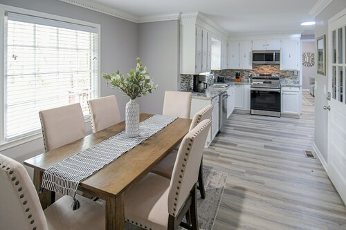 Beautiful 3 BD/2 BA Home with Ping-Pong, Arcade, Grill, and 2 Dining Rooms