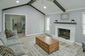 Smart-tv, een open haard en videospelletjes